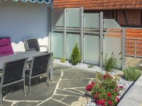 Sichtschutz aus Alu mit Glaseinlagen